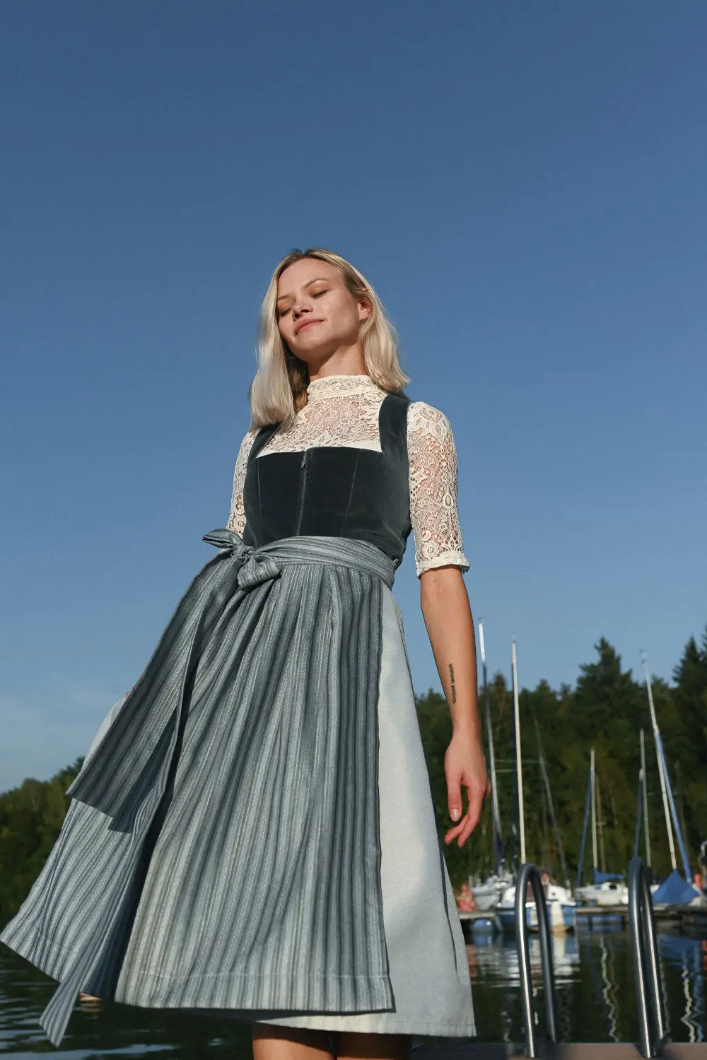 Midi Dirndl Veronika Samt Petrol - fällt eine Nr. größer aus!