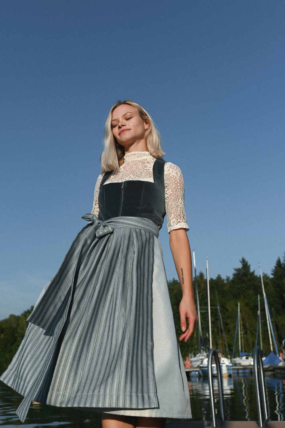 midi-dirndl-veronika-blau-impression-web-1