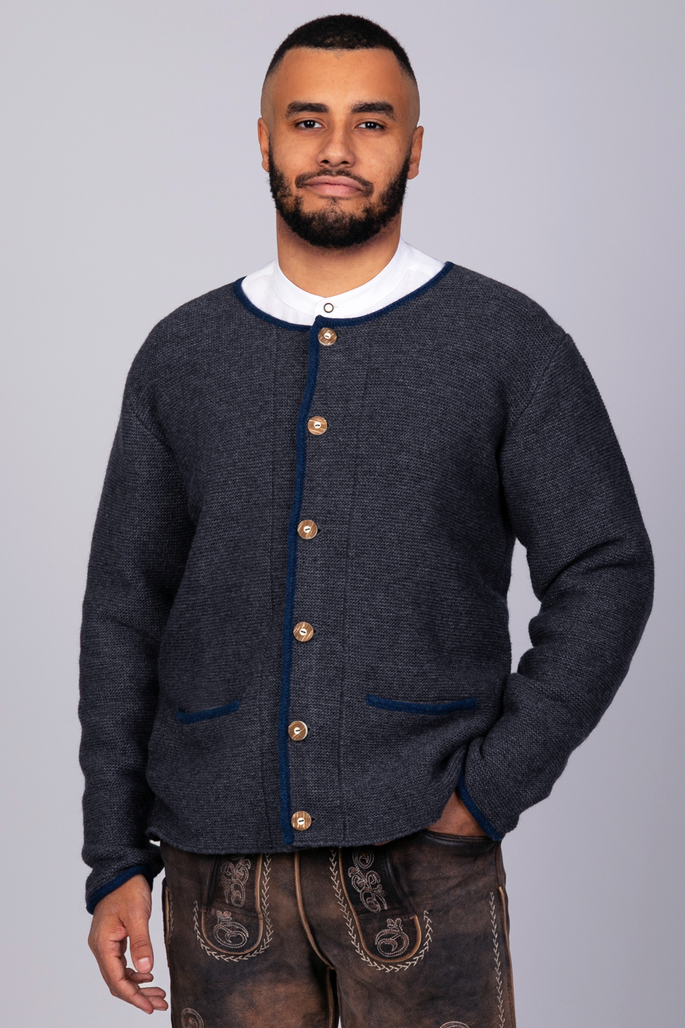strickjacke-felix-anthrazit-frontansicht-nah-11