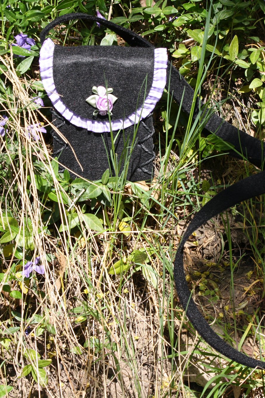 Mini Dirndltasche Filz schwarz Borte lila